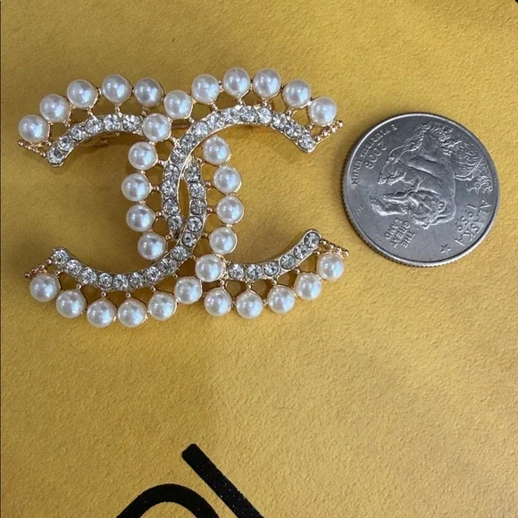Logo brooch with pearls - Picture 5 of 5